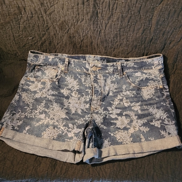 Time and Tru Pants - Time & Tru Jean Shorts Womens Sz 16 Mid-rise Denim Floral Shorts